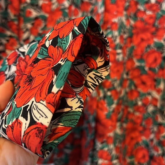 🌷Red Tulips Blouse - Picture 2 of 8